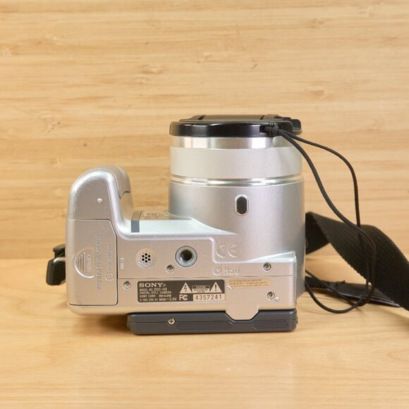 Sony DSC-H9 Digital Camera / 8.1MP / 15x Carl Zeiss Zoom Lens / Japan - Picture 9 of 11